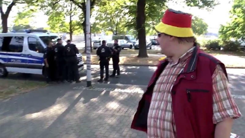 Общество: После инцидента в Дрездене полицейский ушел со службы