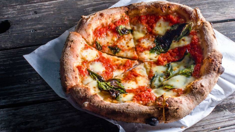 Домашние хитрости: Как на самом деле правильно есть пиццу?