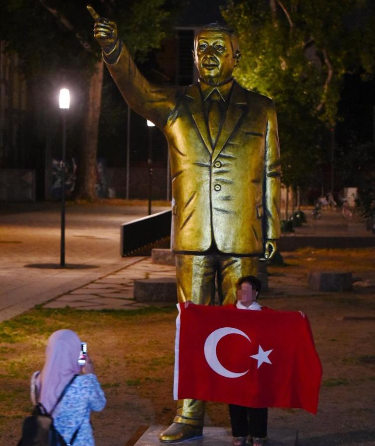 Происшествия: В Гессене появилась золотая статуя Эрдогана