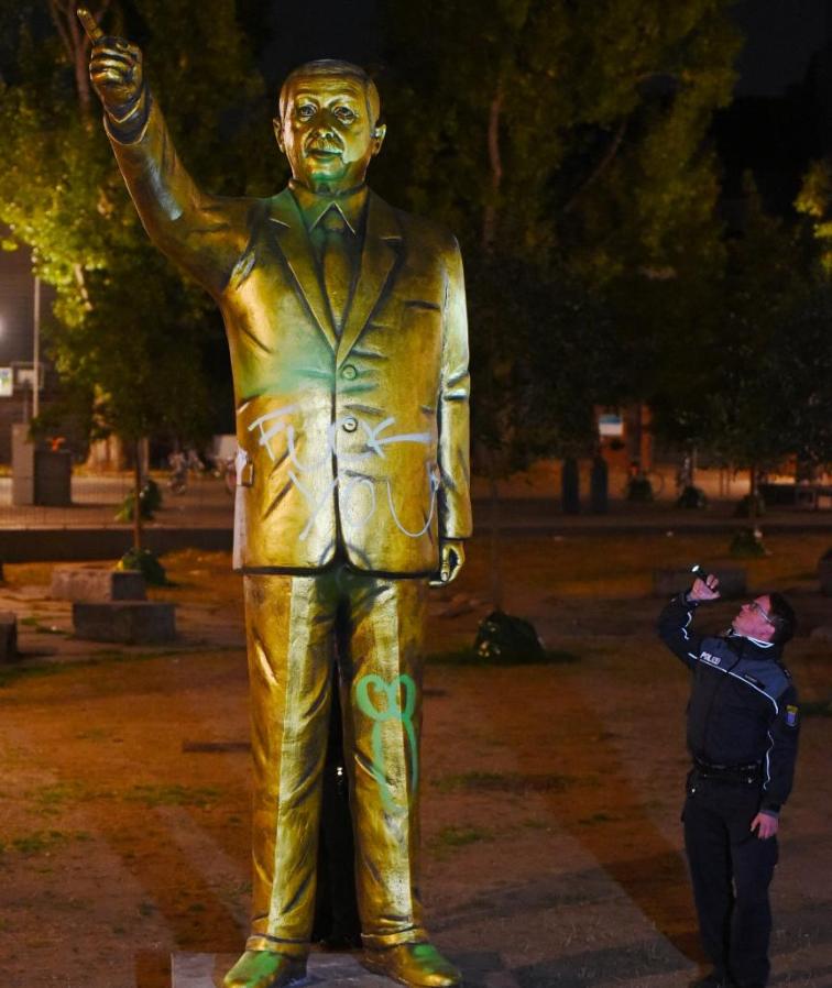 Происшествия: В Гессене появилась золотая статуя Эрдогана рис 3