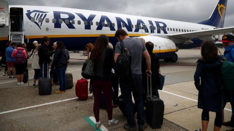 Общество: Ryanair вводит ограничения на бесплатный провоз ручной клади