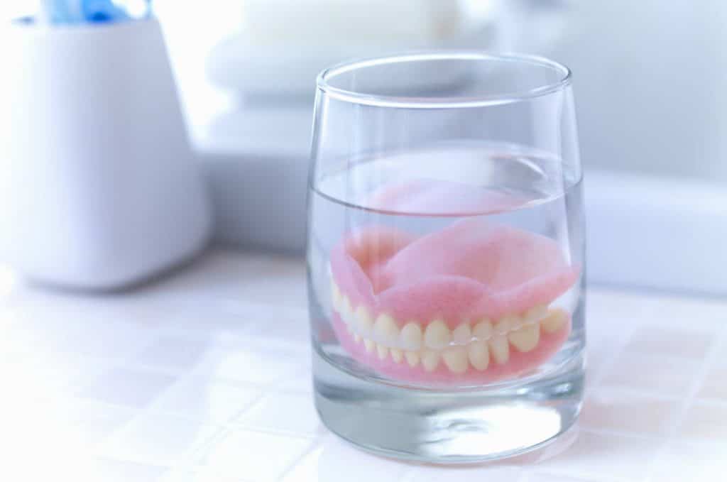 Домашние хитрости: Почему очиститель для зубных протезов должен быть в каждом доме?