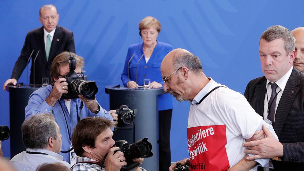 Политика: Эрдоган прибыл в Германию: Меркель требует освободить немецких заключенных