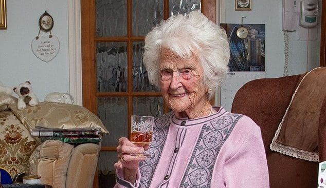 Отовсюду обо всем: Самая старая жительница Британии поделилась секретом долголетия