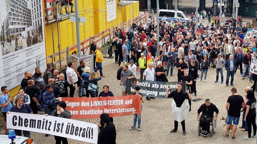 Происшествия: Траурный марш в Кетене и гитлеровское приветствие в Галле: в Германии все еще неспокойно