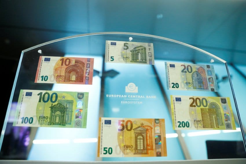 Деньги: ЕЦБ представил новые банкноты номиналом €100 и €200