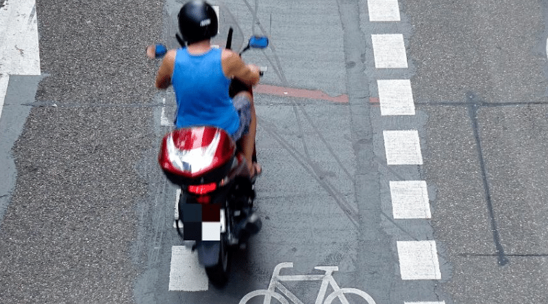 Закон и право: Можно ли ездить на мопеде по велосипедной дорожке?