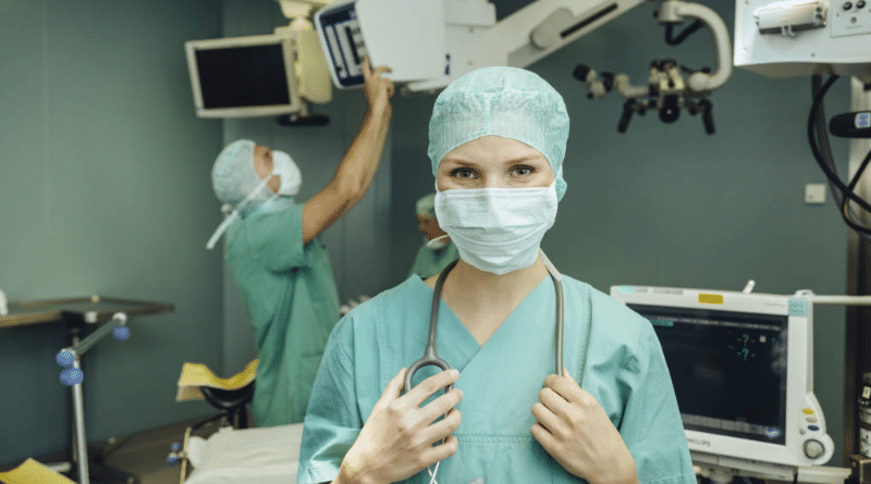 Общество: Почему хирурги носят зеленые, а не белые халаты?