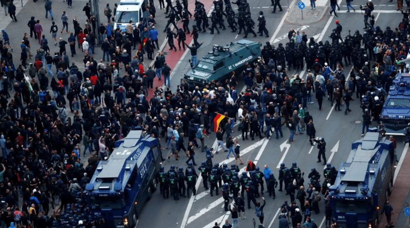 Происшествия: Чрезвычайная ситуация в Хемнице: протесты продолжаются, 11 пострадавших, совершено нападение на журналистов