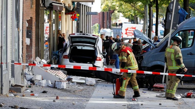 Происшествия: В Берлине автомобиль въехал в группу людей