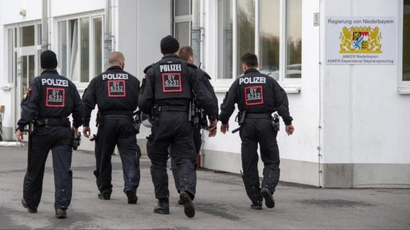 Происшествия: Полиция искала одного беженца, а задержала семнадцать