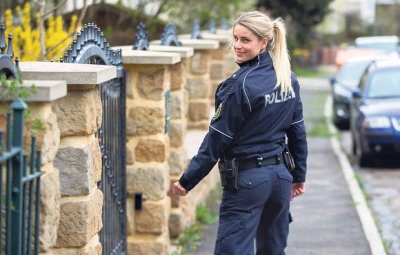 Общество: Немецкая полицейская Адрианна появилась в сети топлес