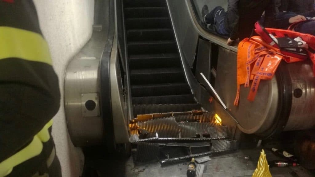 Отовсюду обо всем: Группа пьяных болельщиков из России устроила аварию в римском метро