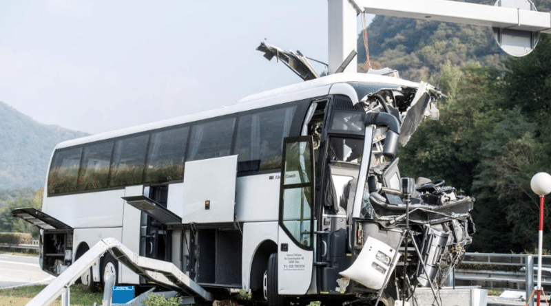 Происшествия: Немецкий туристический автобус попал в ДТП в Швейцарии – 13 пострадавших