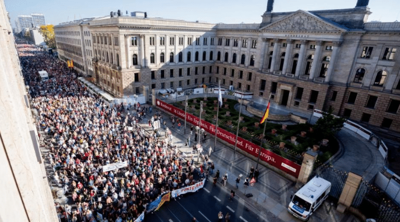 Общество: Десятки тысяч людей в Берлине протестуют против расизма и дискриминации беженцев