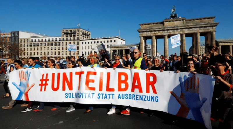Общество: Десятки тысяч людей в Берлине протестуют против расизма и дискриминации беженцев рис 2