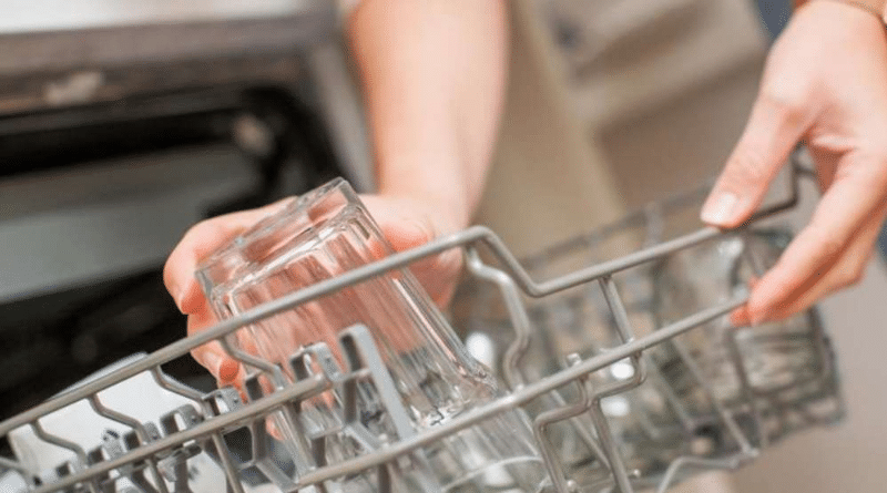 Домашние хитрости: Облегчите себе работу по дому: эти семь предметов тоже можно мыть в посудомоечной машине