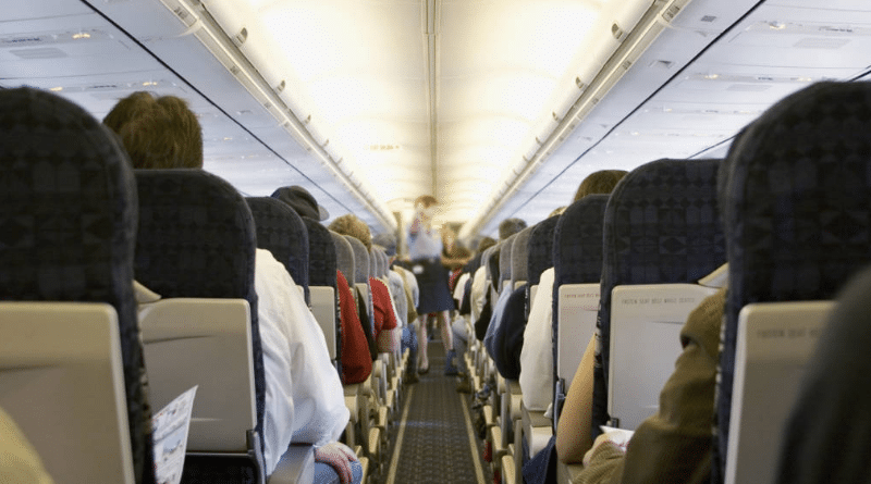 Общество: Почему в самолетах иногда пахнет керосином и насколько это опасно?