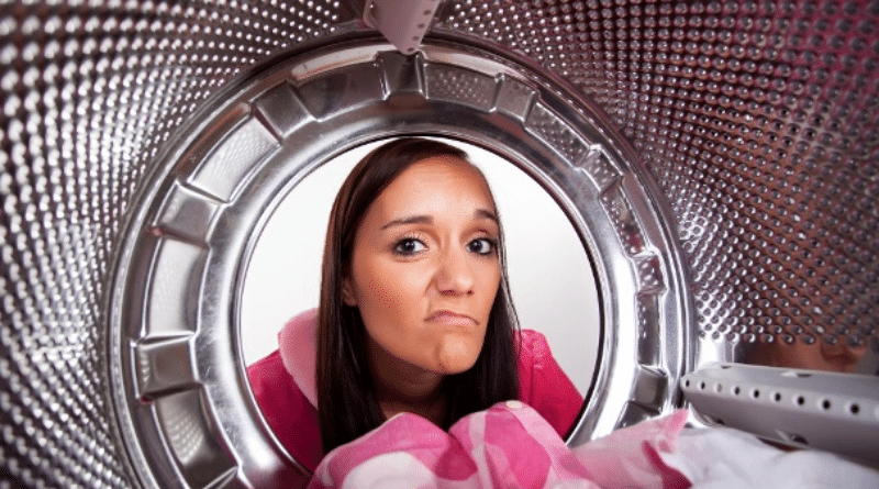Домашние хитрости: Нужно ли стирать новую одежду перед тем, как надевать ее впервые?