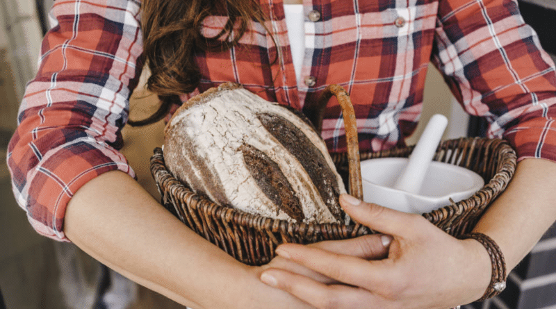 Общество: Как возникла традиция приносить хлеб и соль на новоселье, и что она символизирует?