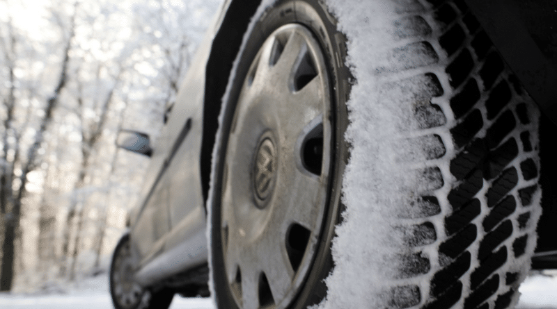 Полезные советы: Когда нужно менять автомобильные шины с летних на зимние?
