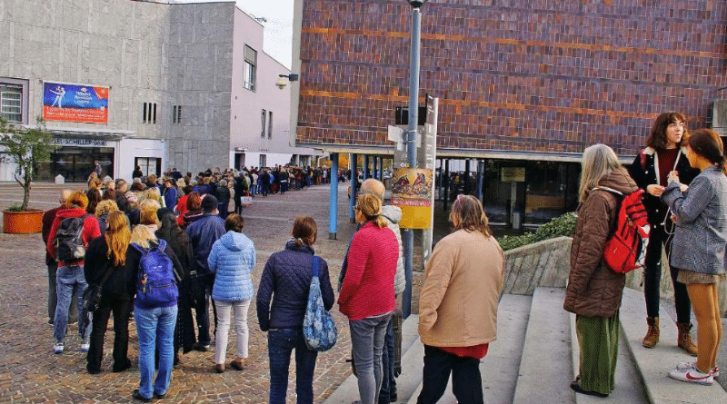 Очереди в европе. Очередь в Германии. Очередь в супермаркет Германия. Очереди в ФРГ. Очередь в русский магазин в Германии.