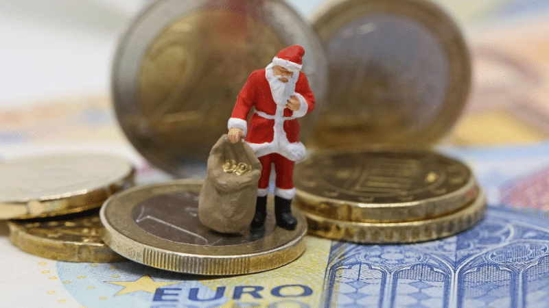 Деньги: Какую рождественскую премию получат тарифные служащие в этом году?