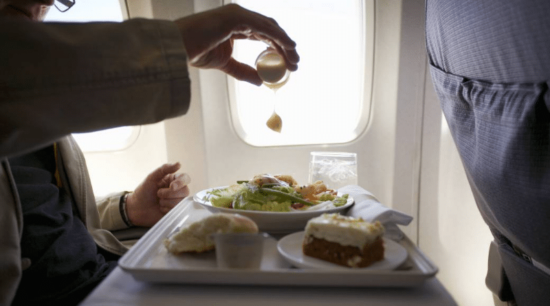 Досуг: Как первым получить еду в самолете – всего один секрет
