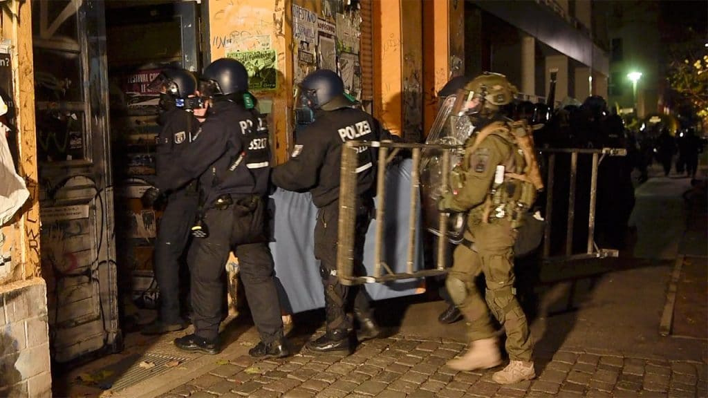 Происшествия: После нападения на магазин полиция проводит рейды в Берлине