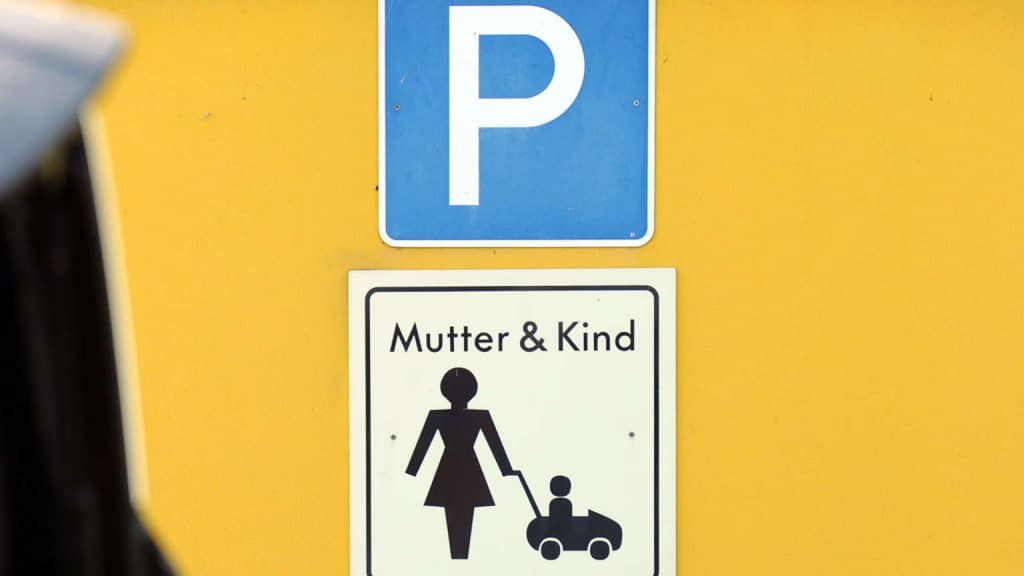 Закон и право: Парковка на местах для родителей с детьми: какие штрафы предусмотрены для нарушителей