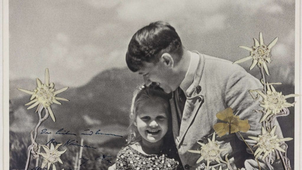 Общество: Удивительная фотография: как еврейская девочка стала любимицей Гитлера
