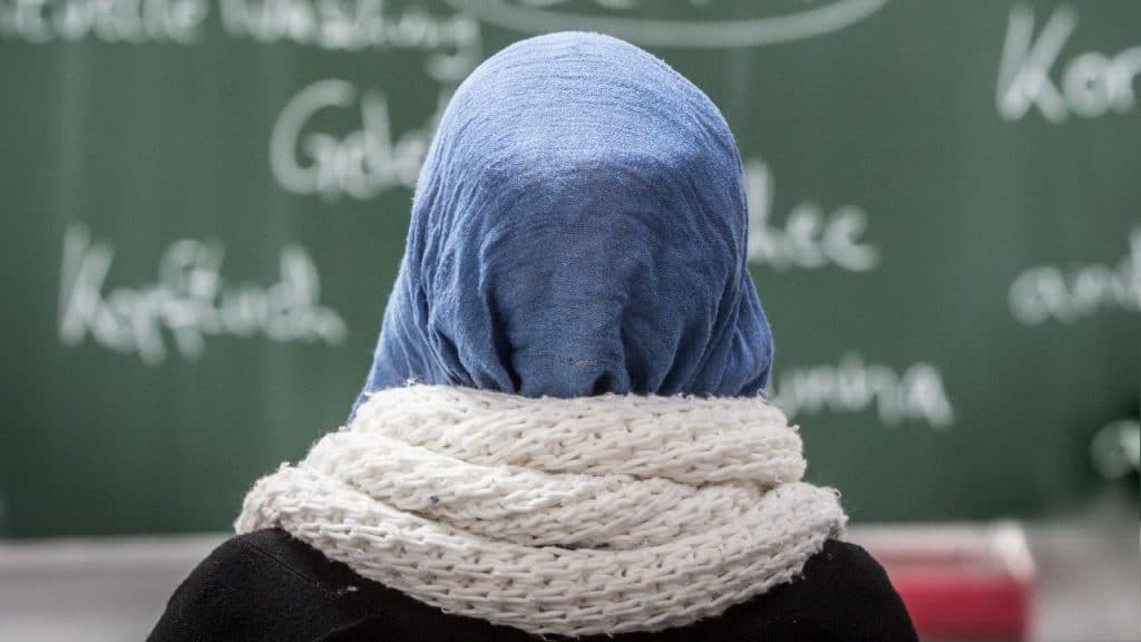 Закон и право: Учительница-мусульманка получит компенсацию за отказ в трудоустройстве