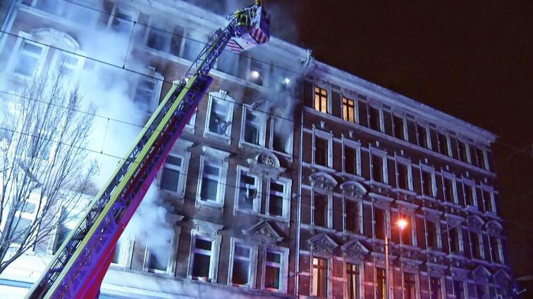 Происшествия: Спасаясь от огня, арендаторы выпрыгивали из окон горящего дома