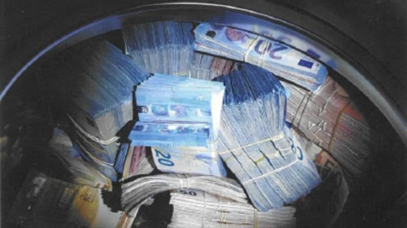 Отовсюду обо всем: Мужчина спрятал €350 тыс. в стиральной машине