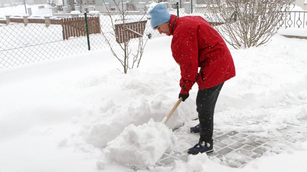 Общество: Кто должен убирать улицы и тротуары от снега?