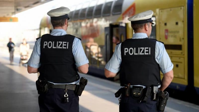 Общество: Проверки на вокзалах: полиция изымает ножи, дубинки и кастеты