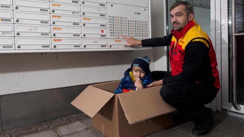 Происшествия: Курьер DHL вместо посылки доставил матери ребенка