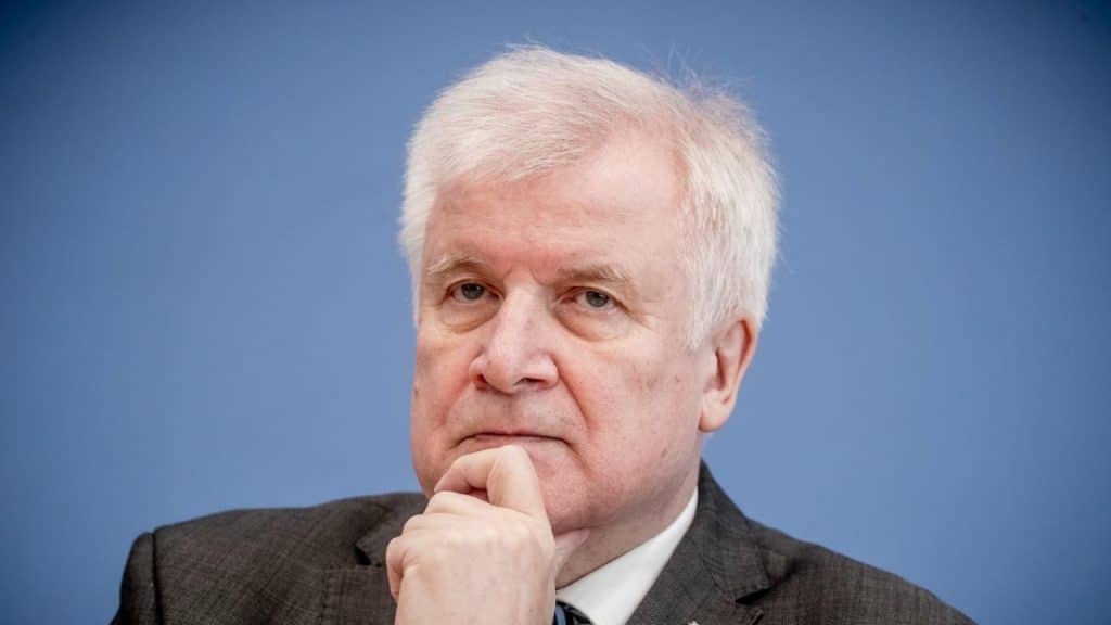 Политика: Хорст Зеехофер не покинет председательское кресло