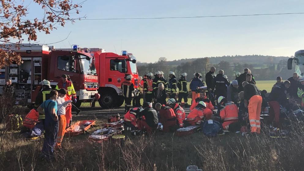 Происшествия: В Баварии столкнулись два автобуса: 27 пострадавших, в том числе дети рис 3