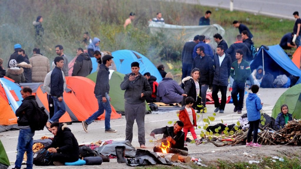 Отовсюду обо всем: Около 20 тыс. вооруженных мигрантов готовятся ворваться в ЕС