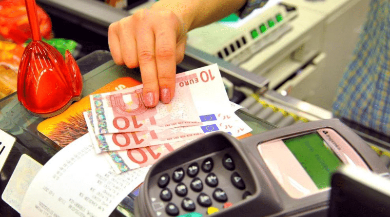 Деньги: Теперь снять деньги с карты можно в супермаркете
