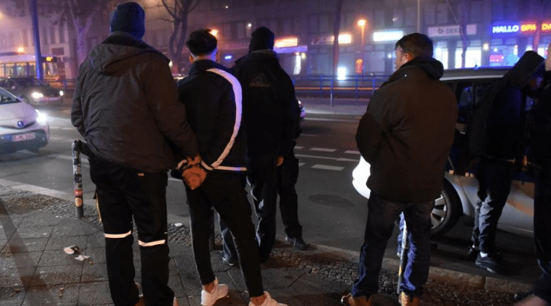 Происшествия: Неспокойная ночь в Берлине: драки, ДТП, нападение на полицейского рис 2