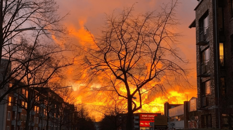 Общество: Пожар или закат солнца: житель Гамбурга не смог разобраться и вызвал пожарных