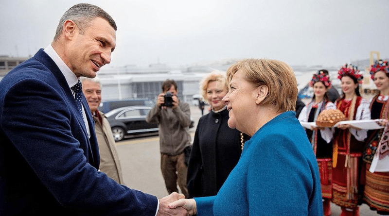 Политика: Пока в Германии крайне напряженная ситуация, Меркель обсуждает внешнюю политику в Киеве