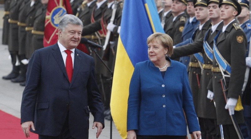 Политика: Пока в Германии крайне напряженная ситуация, Меркель обсуждает внешнюю политику в Киеве