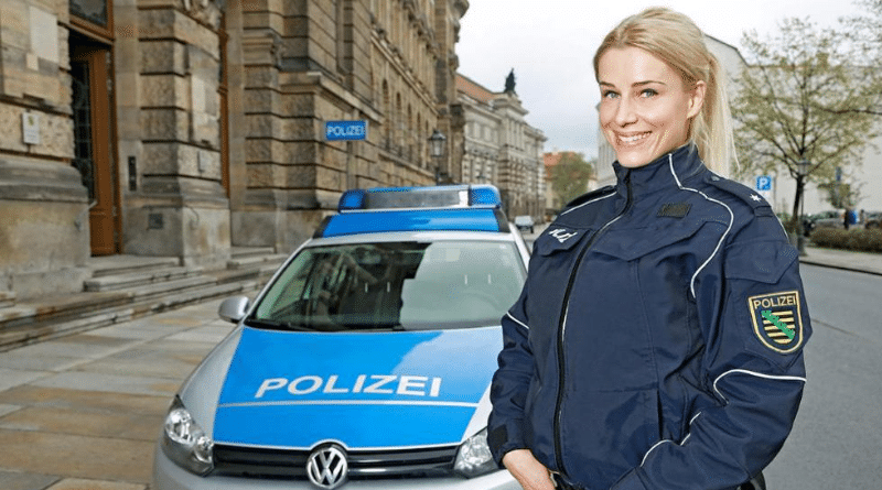 Общество: Самая красивая полицейская Германии отправилась в кругосветное путешествие