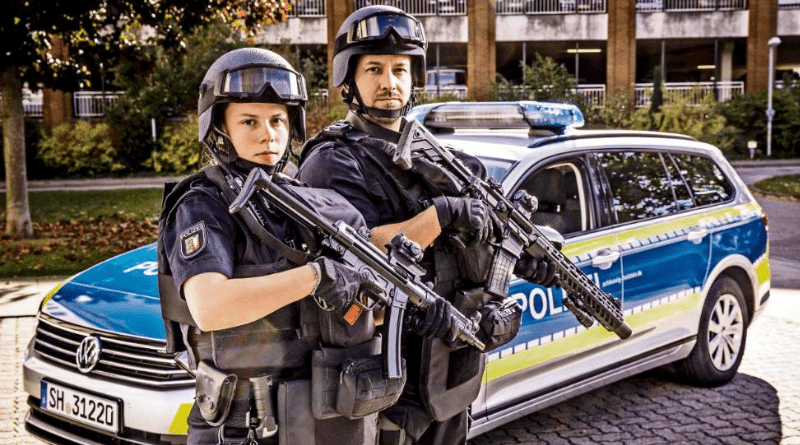 Общество: Полицейским Германии выдают новое снаряжение