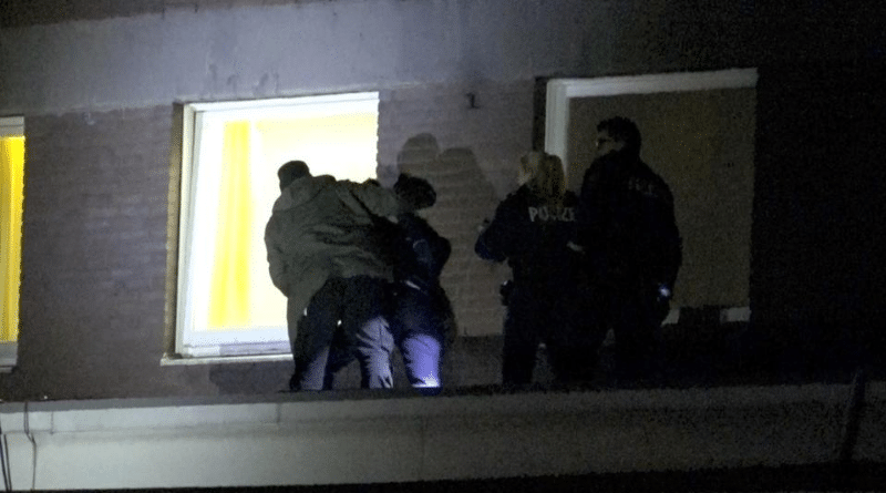 Происшествия: Полицейский выстрелил в беженца с целью самообороны