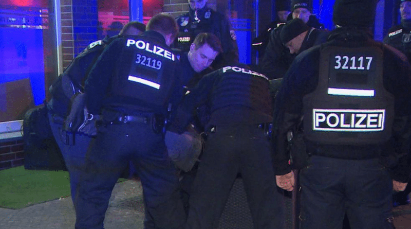 Происшествия: Неспокойная ночь в Берлине: драки, ДТП, нападение на полицейского рис 5
