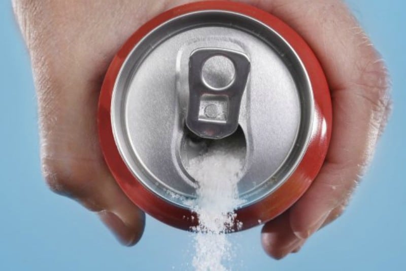 Полезные советы: Сахар высыпается из жестяной банки с напитком
